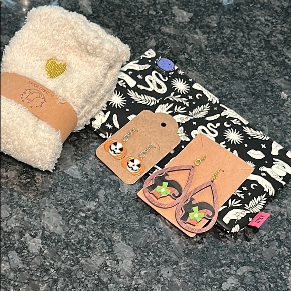 Ipsy Fortune Teller Cosmetic Bag & Cozy Fuzzy Socks & 2 Pair Handmade Earrings - Picture 3 of 9
